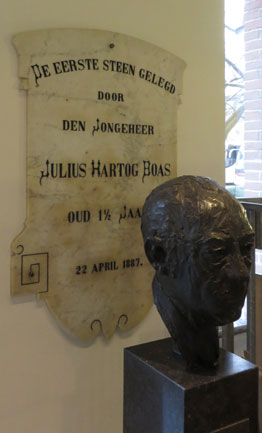 Plaquette 1e steen en borstbeeld Samuel Gassan. 