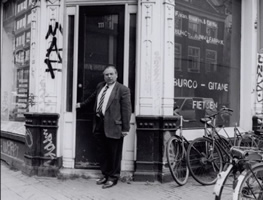 A. Wijnschenk voor zijn winkel, april 2000. bron: beeldbank Amsterdam