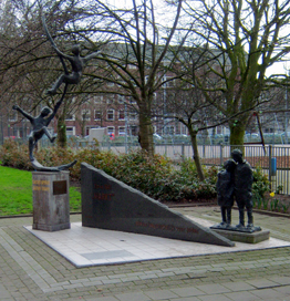 Kindermonument. 2 vrije kinderen, achter de muur 2 kinderen die niet mee mogen spelen. Tekst: 3 november 1941. Markt. Alleen toegangkelijk voor Joden (spelling 1941). Sinds 3 november 1986 door Truus Menger-Oversteegen. 