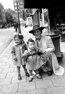 Charlotte, Irene en Rob in Amsterdam, 1941