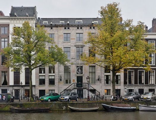 foto links: Het monumentale pand met stoep is (v.r.n.l.) Keizersgracht 730, 732 en 734. Familie Le Grand woonde in het rechterdeel, nummer 730. 