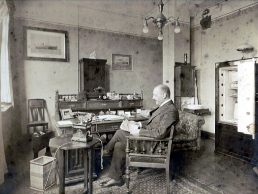 Bernard in zijn Amsterdamse kantoor aan het Singel omstreeks 1924/1925